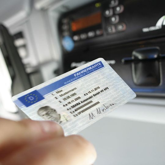 Mit der Anschaffung eines Telematiksystems – im Bild die Fahrerkarte – fahren Betreiber von Nutzfahrzeugflotten ökonomischer: Wirtschaftlichkeitsrechnungen zufolge können pro Jahr und Fahrzeug bis zu 6500 Euro eingespart und der CO2-Ausstoß um 6000 kg reduziert werden. Bild: Daimler Fleetboard Mit der Anschaffung eines Telematiksystems – im Bild die Fahrerkarte – fahren Betreiber von Nutzfahrzeugflotten ökonomischer: Wirtschaftlichkeitsrechnungen zufolge können pro Jahr und Fahrzeug bis zu 6500 Euro eingespart und der CO2-Ausstoß um 6000 kg reduziert werden. Bild: Daimler Fleetboard