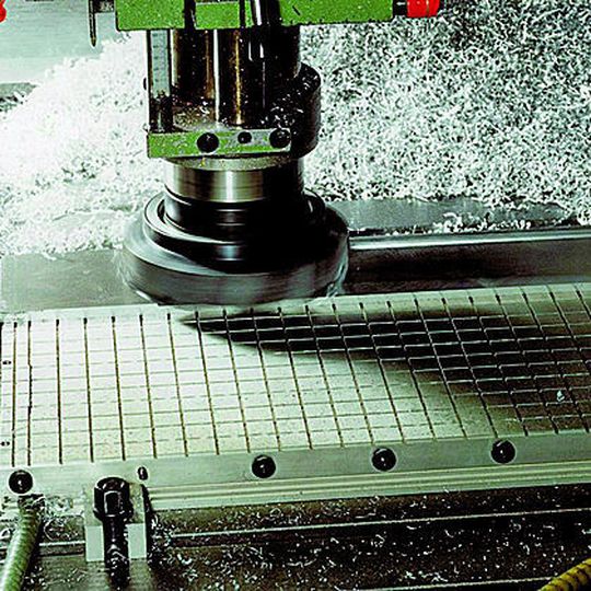 Schnell und prozesssicher fixieren Rastervakuum-Spannplatten großflächige Werkstücke aus nicht-magnetischen Werkstoffen. Bild: Witte Schnell und prozesssicher fixieren Rastervakuum-Spannplatten großflächige Werkstücke aus nicht-magnetischen Werkstoffen. Bild: Witte