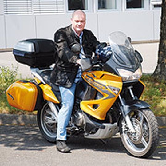 Konrad Wenz: „Bei hohen Geschindigkeiten schwächelt die Varadeor – ansonsten bietet der große Japaner jede Menge Fahrspaß.“ Konrad Wenz: „Bei hohen Geschindigkeiten schwächelt die Varadeor – ansonsten bietet der große Japaner jede Menge Fahrspaß.“