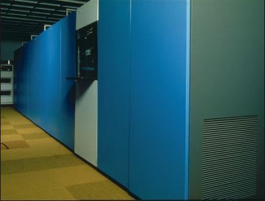 Der Massenspeicher MSS (Mass Storage System) IBM 3850 bildete auf zwei zylinderförmigen Magnetbandpatronen den Inhalt eines Datenträgers des Magnetplattenspeichers IBM 3330 ab. Der Massenspeicher MSS (Mass Storage System) IBM 3850 bildete auf zwei zylinderförmigen Magnetbandpatronen den Inhalt eines Datenträgers des Magnetplattenspeichers IBM 3330 ab.