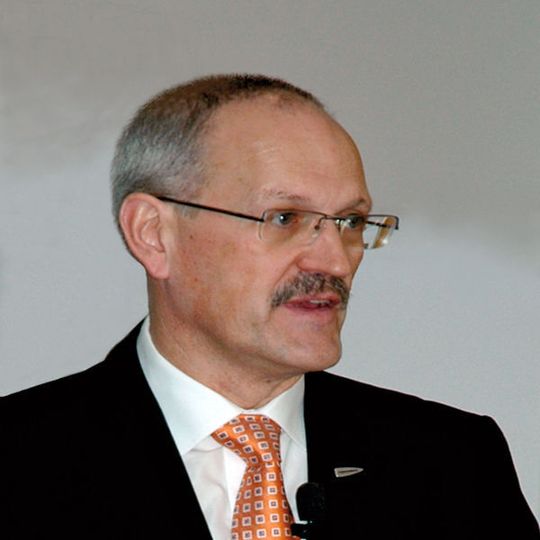 Dr. Helmut Limberg, Vertriebsvorstand der Jungheinrich AG, blickt hinsichtlich der Aufstellung seines Unternehmens optimistisch auf den Weg aus der Absatzkrise im Bereich Flurförderzeuge. Seit Januar 2009 verzeichnet die Branche wieder einen langsamen, aber stabilen Aufwärtstrend. Bild: Unruh Dr. Helmut Limberg, Vertriebsvorstand der Jungheinrich AG, blickt hinsichtlich der Aufstellung seines Unternehmens optimistisch auf den Weg aus der Absatzkrise im Bereich Flurförderzeuge. Seit Januar 2009 verzeichnet die Branche wieder einen langsamen, aber stabilen Aufwärtstrend. Bild: Unruh