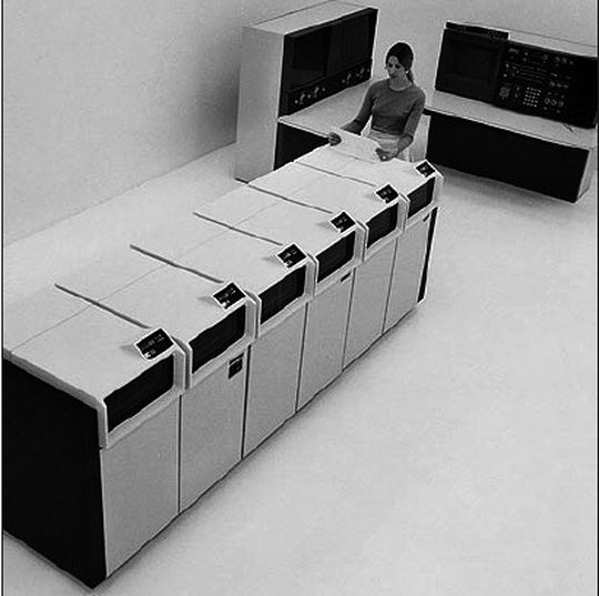 Der Magnetbandspeicher IBM 3350 bot eine Maximalkapazität von 2.536 Megabyte, 317 Megabyte pro Laufwerk. Hinten links: Display-Einheit für Microfiches. Rechts hinten: Steuerkonsole des Systems/370 Modell 168 Der Magnetbandspeicher IBM 3350 bot eine Maximalkapazität von 2.536 Megabyte, 317 Megabyte pro Laufwerk. Hinten links: Display-Einheit für Microfiches. Rechts hinten: Steuerkonsole des Systems/370 Modell 168