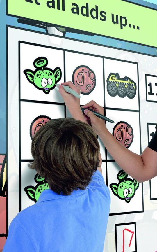 Ein Schüler arbeitet am robusten Active Board von Promethean. Ein Schüler arbeitet am robusten Active Board von Promethean.