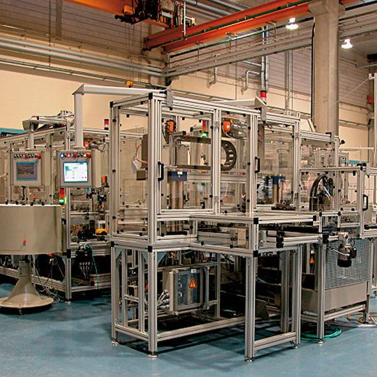 Aufgrund der Vielfalt möglicher Anlagenkonfigurationen ist die Auslegung kreisförmig verketteter Produktionssysteme in der Angebotsphase eine schwierige und arbeitsintensive Aufgabe. Bild: Preh Aufgrund der Vielfalt möglicher Anlagenkonfigurationen ist die Auslegung kreisförmig verketteter Produktionssysteme in der Angebotsphase eine schwierige und arbeitsintensive Aufgabe. Bild: Preh