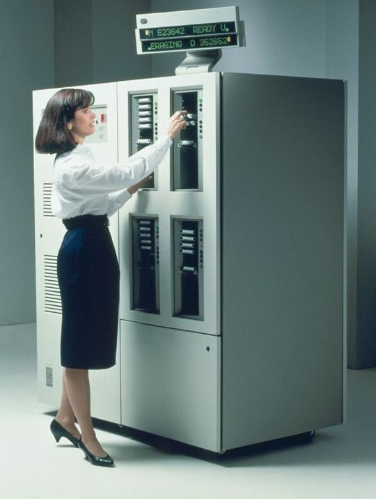 Das Magnetbandsystem IBM 3490 kam 1989 auf den Markt. Zwei jahre später folgte die erweiterte Version 3490E. Das Magnetbandsystem IBM 3490 kam 1989 auf den Markt. Zwei jahre später folgte die erweiterte Version 3490E.