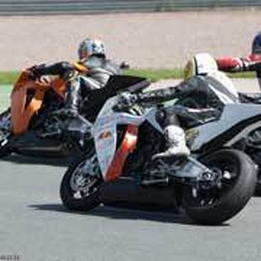 Auch Markenfremde dürfen bei den KTM-Renntrainings ran. Auch Markenfremde dürfen bei den KTM-Renntrainings ran.