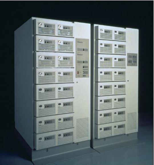 Links im Bild: IBM-RAMAC-Subsystem mit integrierter Steuereinheit. Rechts: RAMAC Array zum Anschluss an 3990-Steuereinheiten Links im Bild: IBM-RAMAC-Subsystem mit integrierter Steuereinheit. Rechts: RAMAC Array zum Anschluss an 3990-Steuereinheiten