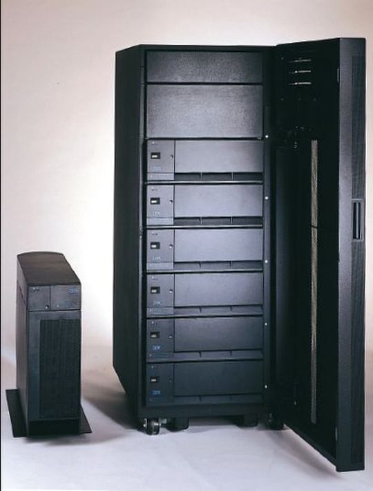 Das Plattensubsystem IBM 7133: SSA-Architektur mit SCSI-Host-Anschlüssen Das Plattensubsystem IBM 7133: SSA-Architektur mit SCSI-Host-Anschlüssen