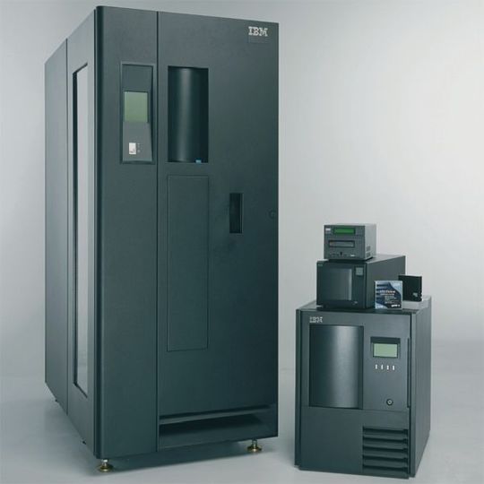 Autoloader und Library-Angebot mit LTO-Laufwerken, Ende 2000. Links: IBM 3583 Library, darüber der Autoloader IBM 3581 und das LTO-Standalone-Laufwerk IBM 3580 Autoloader und Library-Angebot mit LTO-Laufwerken, Ende 2000. Links: IBM 3583 Library, darüber der Autoloader IBM 3581 und das LTO-Standalone-Laufwerk IBM 3580