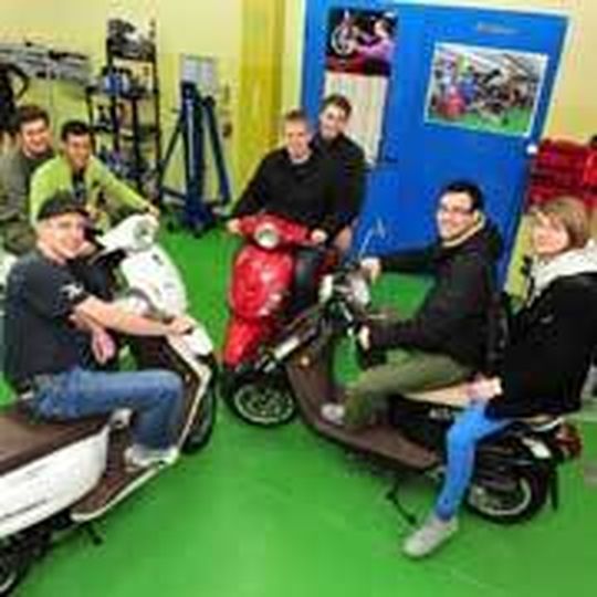 Angehende Meister der Frankfurter Bundesfachschule beim Roller-Probesitzen. Angehende Meister der Frankfurter Bundesfachschule beim Roller-Probesitzen.
