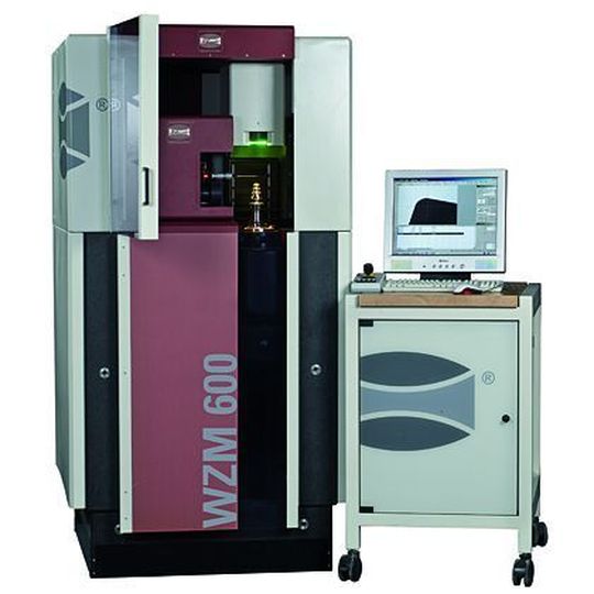 Die Werkzeugmessmaschine WZM 600 verfügt über eine voll integrierte CNC-Drehachse sowie zwei getrennte Kamerasysteme. Bild: Schneider Die Werkzeugmessmaschine WZM 600 verfügt über eine voll integrierte CNC-Drehachse sowie zwei getrennte Kamerasysteme. Bild: Schneider