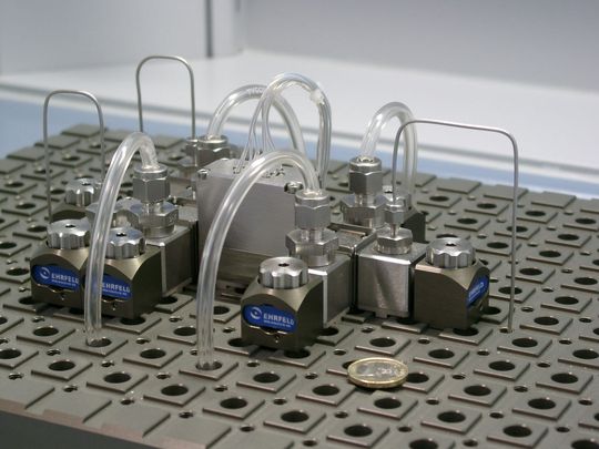 Mit Hilfe von modularen Mikroreaktionssystemen lassen sich Anlagen sicherer, schneller und kostengünstiger bauen. (Bild: Bayer Technology Services) Mit Hilfe von modularen Mikroreaktionssystemen lassen sich Anlagen sicherer, schneller und kostengünstiger bauen. (Bild: Bayer Technology Services)