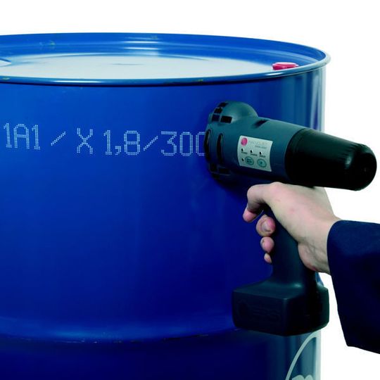 Glatte, poröse oder auch unebene Oberflächen mit irregulärer Form lassen sich mit dem weltweit ersten kabellosen Inkjet-Handcodierer Handjet EBS-250-B schnell und sauber beschriften. Bild: Schneider-Kennzeichnung Glatte, poröse oder auch unebene Oberflächen mit irregulärer Form lassen sich mit dem weltweit ersten kabellosen Inkjet-Handcodierer Handjet EBS-250-B schnell und sauber beschriften. Bild: Schneider-Kennzeichnung