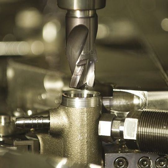 Bild 1: Die absolute Dichtigkeit des Common-Rail-Systems verlangt präzise Bohrungen für die Einspritzöffnungen in schwer zerspanbarem Material. Eine Spezialschicht vervierfacht dabei die Standzeiten der Bohrer. Bild: Oerlikon Balzers Bild 1: Die absolute Dichtigkeit des Common-Rail-Systems verlangt präzise Bohrungen für die Einspritzöffnungen in schwer zerspanbarem Material. Eine Spezialschicht vervierfacht dabei die Standzeiten der Bohrer. Bild: Oerlikon Balzers
