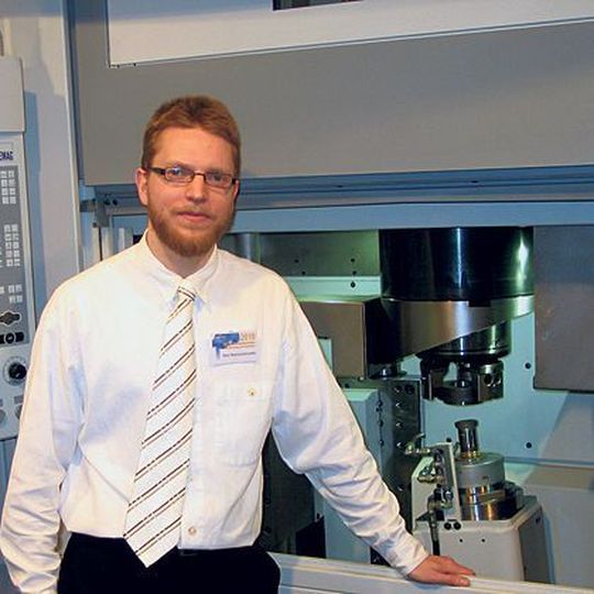 Kay Marschalkowski, wissenschaftlicher Mitarbeiter des Instituts für spanende Fertigung der TU Dortmund: „Das Innenrund-Schälschleifen ermöglicht hohe Zeitspanvolumina und hohe Oberflächengüten.“Bild: Kuttkat Kay Marschalkowski, wissenschaftlicher Mitarbeiter des Instituts für spanende Fertigung der TU Dortmund: „Das Innenrund-Schälschleifen ermöglicht hohe Zeitspanvolumina und hohe Oberflächengüten.“Bild: Kuttkat