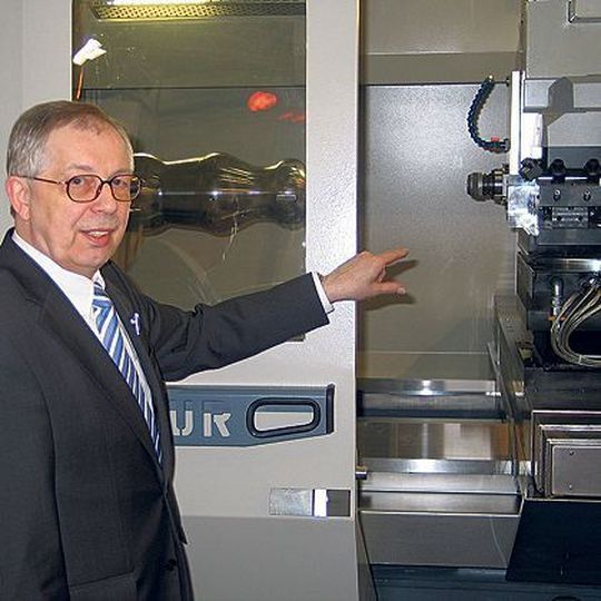 Johannes Respondek, Geschäftsführer der Generalvertretung WMS Werkzeugmaschinen Service und Vertriebs GmbH: „Unsere zyklengesteuerte Drehmaschine TUR 1350 MN verfügt über eine leistungsstarke Fräseinheit mit Y-Achse.“ Bild: Kuttkat Johannes Respondek, Geschäftsführer der Generalvertretung WMS Werkzeugmaschinen Service und Vertriebs GmbH: „Unsere zyklengesteuerte Drehmaschine TUR 1350 MN verfügt über eine leistungsstarke Fräseinheit mit Y-Achse.“ Bild: Kuttkat