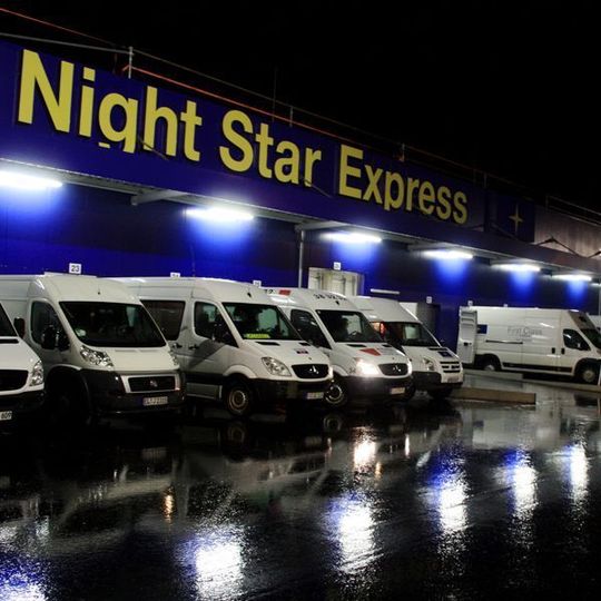 Mit einem Investitionsvolumen von 3,5 Mio. Euro hat der Nachtexpress-Dienstleister Night Star Express ein neues Hub in Hünfeld mit direkter Anbindung an die Autobahn 7 errichtet. Bild: Night Star Express Mit einem Investitionsvolumen von 3,5 Mio. Euro hat der Nachtexpress-Dienstleister Night Star Express ein neues Hub in Hünfeld mit direkter Anbindung an die Autobahn 7 errichtet. Bild: Night Star Express