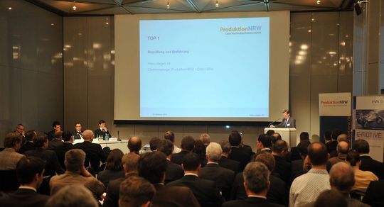 „Die Zukunft fährt elektrisch!“, so das Ergebnis der Fachtagung zur METAV „Produktionstechnik auf dem Weg zur Elektromobilität“ „Die Zukunft fährt elektrisch!“, so das Ergebnis der Fachtagung zur METAV „Produktionstechnik auf dem Weg zur Elektromobilität“
