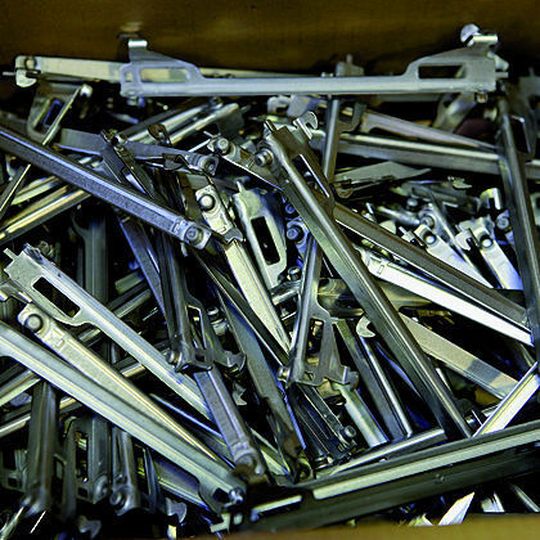 Bild 1: Verstellriegel zur Arretierung einer Klappe im Pkw-Kofferraumbereich, gefertigt bei Kortenbach auf einer Servopresse in Monoblock-Bauweise. Bild: Schuler Bild 1: Verstellriegel zur Arretierung einer Klappe im Pkw-Kofferraumbereich, gefertigt bei Kortenbach auf einer Servopresse in Monoblock-Bauweise. Bild: Schuler