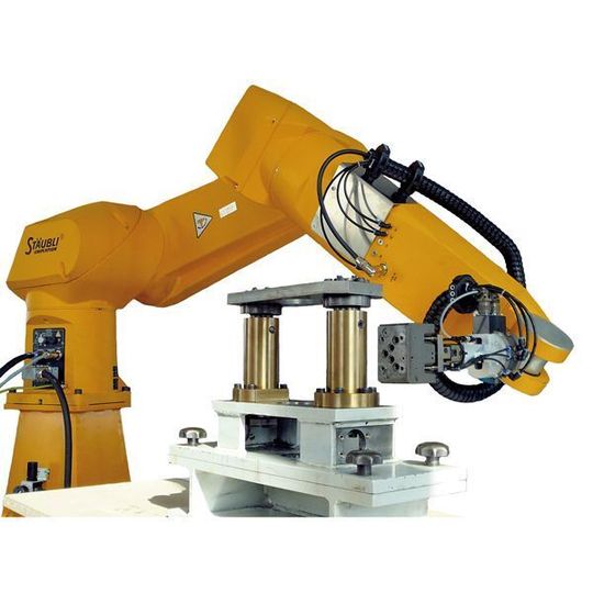 Bild 1: Ein Sechs-Achs-Knickarmroboter mit Wechselgreifersystem sorgt im Be- und Entladesystem für die nötige Flexibilität. Bild: Faude Bild 1: Ein Sechs-Achs-Knickarmroboter mit Wechselgreifersystem sorgt im Be- und Entladesystem für die nötige Flexibilität. Bild: Faude