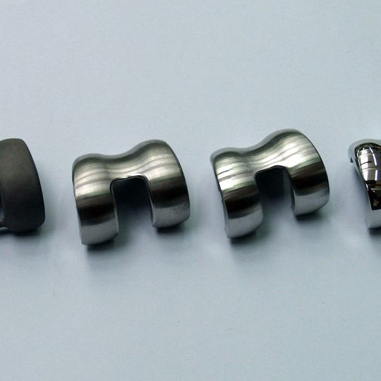Knieimplantate in unterschiedlichen Fertigungsstadien: vom Rohgussteil bis zum polierten Endprodukt. Bild: Rösler Knieimplantate in unterschiedlichen Fertigungsstadien: vom Rohgussteil bis zum polierten Endprodukt. Bild: Rösler