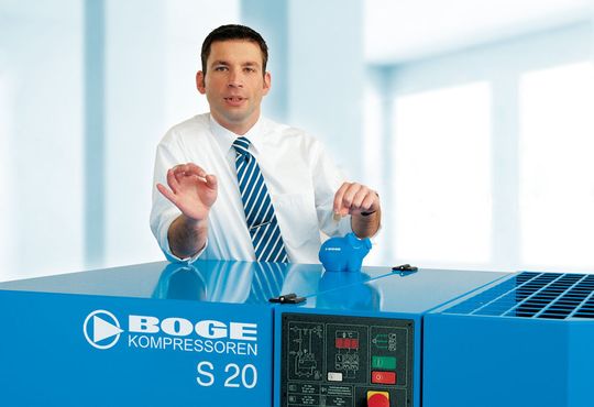 Jürgen Hütter, Leiter Produktmarketing Boge: „Mit unserem Umbau-Kit kann der Anwender die Effizienz von älteren Verdichtern der S-Baureihe erhöhen - eine Maßnahme, die sich rasch amortisiert, die Betriebskosten senkt und einen Beitrag zum Umweltschutz leistet." (Bild: Boge)