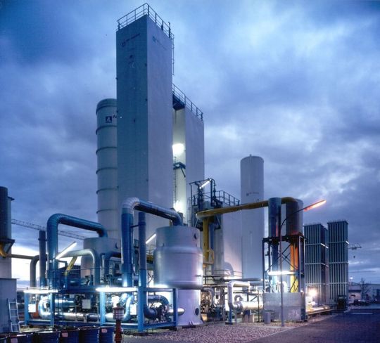 In großtechnischen Anlagen wie dieser erzeugt Air Liquide flüssigen und gasförmigen Sauerstoff sowie Stickstoff. (Bild: Air Liquide)