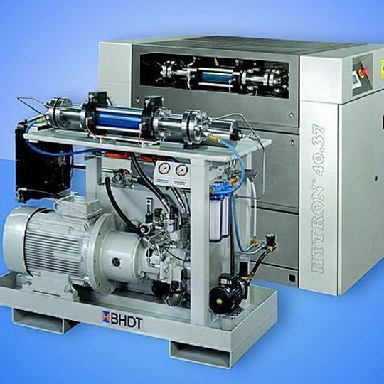 Typische Hochdruckpumpe mit einem Betriebsdruck von 4000 bar, einer Fördermenge von 3,8 l/min und einer Leistung von 37 kW in offener Ausführung und mit Schallschutzgehäuse. Bild: BHDT Typische Hochdruckpumpe mit einem Betriebsdruck von 4000 bar, einer Fördermenge von 3,8 l/min und einer Leistung von 37 kW in offener Ausführung und mit Schallschutzgehäuse. Bild: BHDT