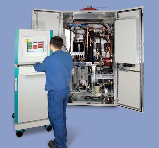 Schimpke entwickelt kundenspezifische Rückkühlanlagen für Werkzeugmaschinen. Für die Regelung des Temperaturniveaus sorgen elektrische Regelkreise, in die z. B. Pumpen, Ventile und Druckschalter eingebunden sind. Schimpke entwickelt kundenspezifische Rückkühlanlagen für Werkzeugmaschinen. Für die Regelung des Temperaturniveaus sorgen elektrische Regelkreise, in die z. B. Pumpen, Ventile und Druckschalter eingebunden sind.