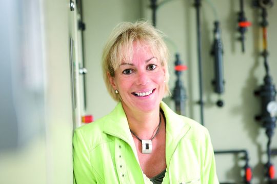 Bianca Nitsch-Maskos, Betriebsleiterin Abwasser im Kreisverband: „Neben der einfachen Einbindung der neuen Hardware in die Außenstationen war es uns wichtig, dass der anfallende Wartungsaufwand möglichst gering ist.“ (Bild: Phoenix Contact) Bianca Nitsch-Maskos, Betriebsleiterin Abwasser im Kreisverband: „Neben der einfachen Einbindung der neuen Hardware in die Außenstationen war es uns wichtig, dass der anfallende Wartungsaufwand möglichst gering ist.“ (Bild: Phoenix Contact)
