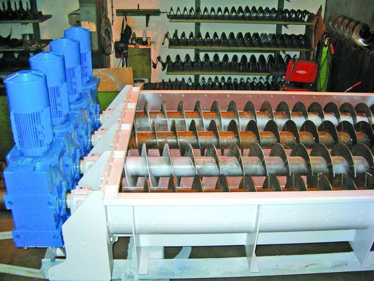 Abb. 1: Austragsschnecken für die Dosierung von Filterkuchen und Walzzunder (Bild: Bilder: K. Hoffmann/C. Pillichshammer) Abb. 1: Austragsschnecken für die Dosierung von Filterkuchen und Walzzunder (Bild: Bilder: K. Hoffmann/C. Pillichshammer)