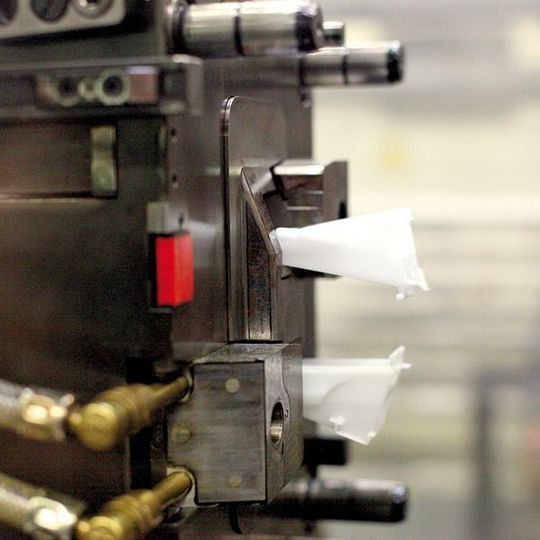 Bild 1: Rund 300 Fertigungsmaschinen von Grohe im In- und Ausland — hier ist die Herstellung von Druckgussteilen für Sanitärinstallationen zu sehen — sind mit Hilfe von Industrie-PC von Dlog in ein Netzwerk eingebunden.Bild: Dlog Bild 1: Rund 300 Fertigungsmaschinen von Grohe im In- und Ausland — hier ist die Herstellung von Druckgussteilen für Sanitärinstallationen zu sehen — sind mit Hilfe von Industrie-PC von Dlog in ein Netzwerk eingebunden.Bild: Dlog