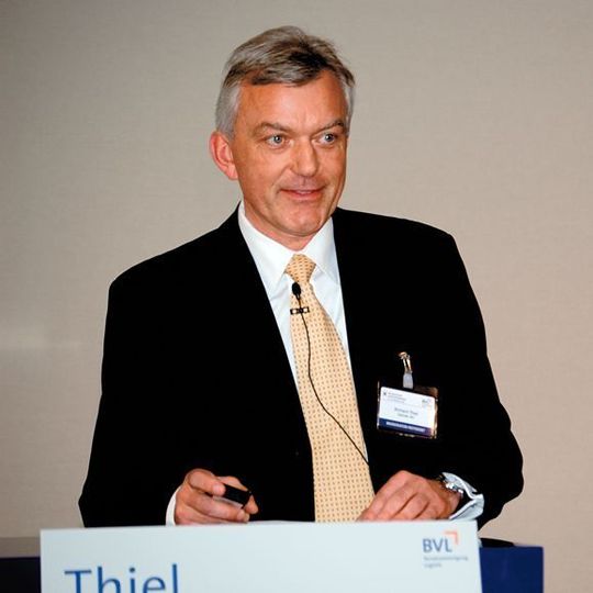 Ehrhard Thiel, Leiter Logistik und Lieferantenmanagement der Daimler AG, Gaggenau: „Wir sehen eine zunehmende Bedeutung der Informationstechnologie. 8 bis 10% können wir am Ende bei den Frachtkosten herausholen.“ Bilder: Maienschein Ehrhard Thiel, Leiter Logistik und Lieferantenmanagement der Daimler AG, Gaggenau: „Wir sehen eine zunehmende Bedeutung der Informationstechnologie. 8 bis 10% können wir am Ende bei den Frachtkosten herausholen.“ Bilder: Maienschein