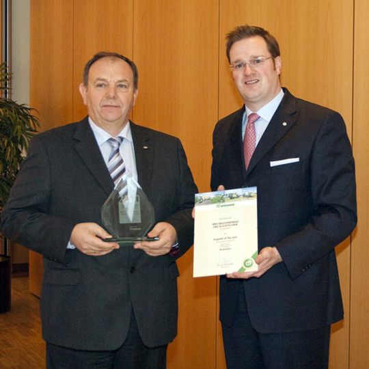 MBH-Firmeninhaber Reinhard Hassink (links) nahm die Erstauszeichnung des Krone-Lieferanten-Awards von Bernard Krone, Chef der gleichnamigen Maschinenfabrik entgegen. Bild: MBH MBH-Firmeninhaber Reinhard Hassink (links) nahm die Erstauszeichnung des Krone-Lieferanten-Awards von Bernard Krone, Chef der gleichnamigen Maschinenfabrik entgegen. Bild: MBH