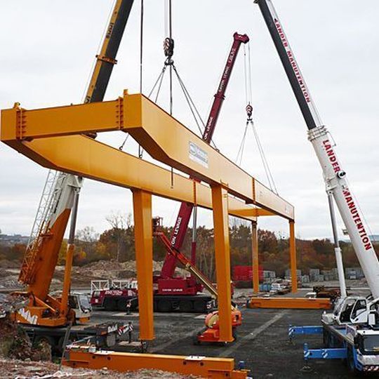 Montage eines Portalkranes mit Drehwerkskatze mit 2 × 12,5 t (gesamt 25 t), Spannweite 41 m und Ausleger 16,5 m. Bild: Kempkes Montage eines Portalkranes mit Drehwerkskatze mit 2 × 12,5 t (gesamt 25 t), Spannweite 41 m und Ausleger 16,5 m. Bild: Kempkes