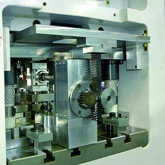 Steinel mechanische Gewindeformeinheiten (SMG) und servomotorangetriebene Multifunktionseinheiten (SME) lassen sich in Stanz- und Umformprozesse integrieren. Bild: Steinel Steinel mechanische Gewindeformeinheiten (SMG) und servomotorangetriebene Multifunktionseinheiten (SME) lassen sich in Stanz- und Umformprozesse integrieren. Bild: Steinel