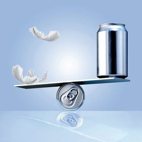 Getränkedosen aus Aluminium wiegen heute nur noch 13 g. Bild: Ball Packaging Europe Getränkedosen aus Aluminium wiegen heute nur noch 13 g. Bild: Ball Packaging Europe