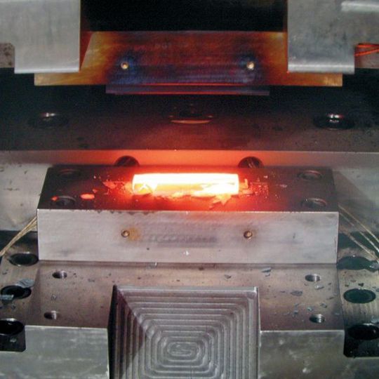 Verschleiß verkürzt die Werkzeuglebensdauer und verschlechtert die Maßhaltigkeit der geschmiedeten Teile. Abhilfe können laserdispergierte Schutzschichten oder mit Hartmetall dotierte DLC-Schichten leisten.Bild: IPH Verschleiß verkürzt die Werkzeuglebensdauer und verschlechtert die Maßhaltigkeit der geschmiedeten Teile. Abhilfe können laserdispergierte Schutzschichten oder mit Hartmetall dotierte DLC-Schichten leisten.Bild: IPH