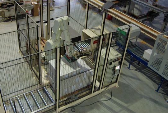 Palettieranlage von Kawasaki bei Mera in Aktion Palettieranlage von Kawasaki bei Mera in Aktion