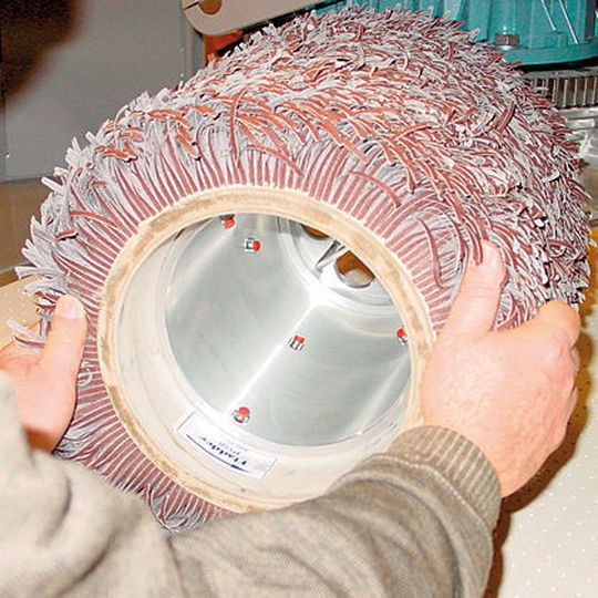 Werkzeugwechsel ohne Hilfsmittel: Die Spindel der Entgratmaschine wird verriegelt, das Schleifwerkzeug kurz gedreht und von der Spindel abgezogen. Anschließend erfolgt die Werkzeugmontage. Werkzeugwechsel ohne Hilfsmittel: Die Spindel der Entgratmaschine wird verriegelt, das Schleifwerkzeug kurz gedreht und von der Spindel abgezogen. Anschließend erfolgt die Werkzeugmontage.