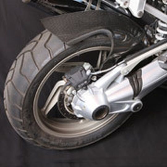 Nicht nur schön anzuschauen, sondern auch praktisch: Ilmberger Carbon an der BMW R 1200 GS. Nicht nur schön anzuschauen, sondern auch praktisch: Ilmberger Carbon an der BMW R 1200 GS.