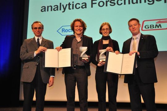 Bei der feierlichen Preisübergabe von links: GBM-Präsident Prof. Dr. Nikolaus Pfanner, die Preisträger Dr. Matthias Selbach und Prof. Dr. Petra Dittrich sowie Dr. Bodo Eickhoff, Marketing-Leiter bei Roche Applied Science Bei der feierlichen Preisübergabe von links: GBM-Präsident Prof. Dr. Nikolaus Pfanner, die Preisträger Dr. Matthias Selbach und Prof. Dr. Petra Dittrich sowie Dr. Bodo Eickhoff, Marketing-Leiter bei Roche Applied Science