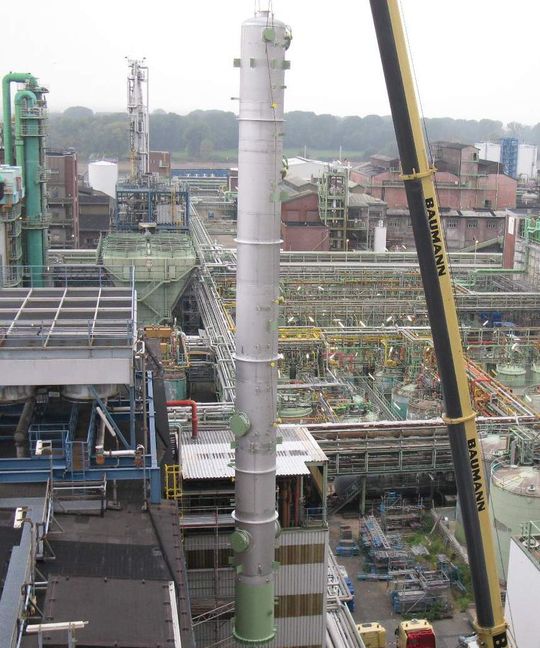 Im Rahmen der Ausbaumaßnahmen wurde in einem Betrieb eine etwa 30 Meter lange und 20 Tonnen schwere Kolonne integriert, die der Trennung von Kresolgemischen dient. (Bild: Lanxess)