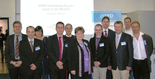 (v.l.) Dr. Michael Huber (Strategische Partnerschaft Sensorik e.V.), Dr. Harald Braun (OTPD-Netzwerkmanager), Dr. Gabriela Pühler (Pulsion Medical Systems AG), Dr. Hubert Steigerwald (Geschäftsführer Strategische Partnerschaft Sensorik e.V.), Prof. Dr. Ralf Herwig (Universitätsklinikum Wien), Gabi Zimmermann (Asclepion Laser Technologies GmbH), Prof. Dr. Uwe Paasch (Universitätsklinikum Leipzig), Dr. Dietmar Fischer (Quantel Derma GmbH), Prof. Dr. Wolfgang Bäumler (Universitätsklinikum Regensburg), Dr. Christoph Haisch (TU München), Dr. Ronald Sroka (Laserforschungslabor LMU München). (v.l.) Dr. Michael Huber (Strategische Partnerschaft Sensorik e.V.), Dr. Harald Braun (OTPD-Netzwerkmanager), Dr. Gabriela Pühler (Pulsion Medical Systems AG), Dr. Hubert Steigerwald (Geschäftsführer Strategische Partnerschaft Sensorik e.V.), Prof. Dr. Ralf Herwig (Universitätsklinikum Wien), Gabi Zimmermann (Asclepion Laser Technologies GmbH), Prof. Dr. Uwe Paasch (Universitätsklinikum Leipzig), Dr. Dietmar Fischer (Quantel Derma GmbH), Prof. Dr. Wolfgang Bäumler (Universitätsklinikum Regensburg), Dr. Christoph Haisch (TU München), Dr. Ronald Sroka (Laserforschungslabor LMU München).