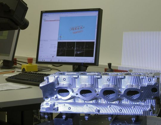 Dimensionelle Messung eines Zylinderkopfes mit optischem 3D-Messsystem Bilder: ACTech Dimensionelle Messung eines Zylinderkopfes mit optischem 3D-Messsystem Bilder: ACTech