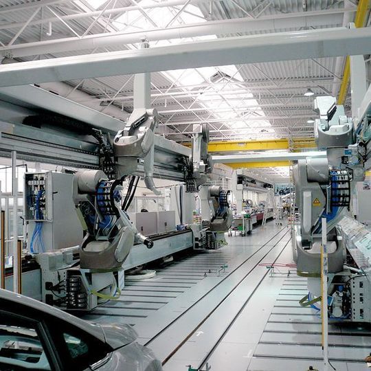 Bild 1: Lackier- und Handlingroboter sind bei dieser Linie platzsparend übereinander angeordnet. Übernehmen die Roboter unterschiedliche Arbeiten, lassen sich weitere Einspareffekte erzielen (Dual-Rail-Technik). Bild: Dürr Bild 1: Lackier- und Handlingroboter sind bei dieser Linie platzsparend übereinander angeordnet. Übernehmen die Roboter unterschiedliche Arbeiten, lassen sich weitere Einspareffekte erzielen (Dual-Rail-Technik). Bild: Dürr