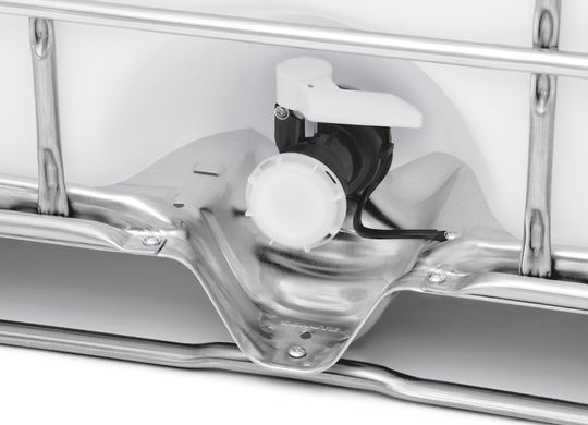 Der neue Gewindeflansch aus Nano-Compound mit angespritztem Erdungskabel von Schütz ermöglicht flexiblere Armatur-Lösungen für Ex-IBC. (Bild: Schütz)