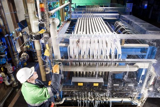 Erstmalig sollen die Sauerstoffverzehrkathoden (SVK) von Bayer MaterialScience in den von Uhdenora entwickelten Elektrolysezellen eingesetzt werden, um im industriellen Maßstab Chlor auf Salzbasis herzustellen. (Bild: Bayer MaterialScience AG)