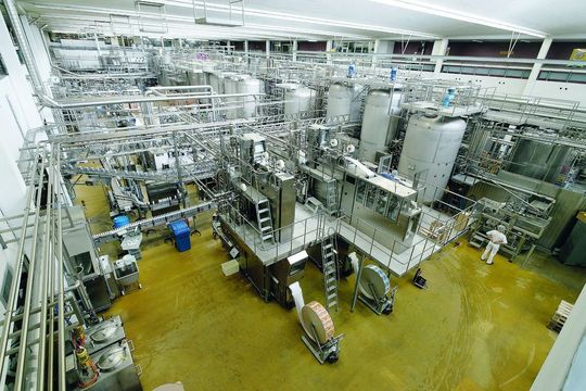 Die Großmolkerei Emmi produziert in der Schweiz in sechs großen Fabriken und mehreren kleineren Standorten. Die Großmolkerei Emmi produziert in der Schweiz in sechs großen Fabriken und mehreren kleineren Standorten.