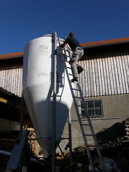 Klettern überflüssig: Lotmesstechnik übernimmt die Füllstandsmessung im Silo. (Bild: UWT) Klettern überflüssig: Lotmesstechnik übernimmt die Füllstandsmessung im Silo. (Bild: UWT)